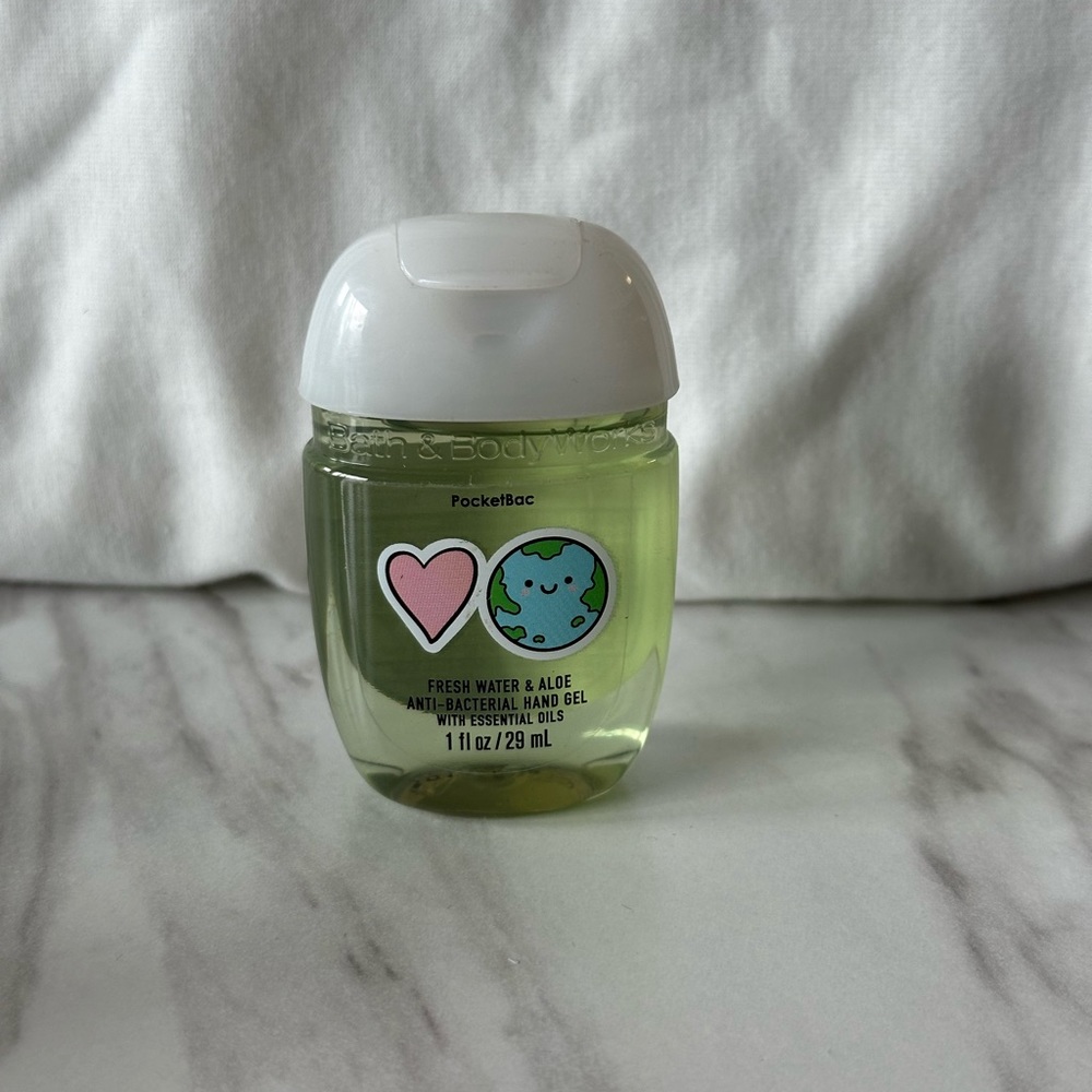 Bath and Body Works fresh water & aloe anti-bacterial hand gel w/  esoil